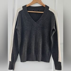 Banana Republic Gray V-Neck Sweater – Women’s Size S Colorblock Sleeve